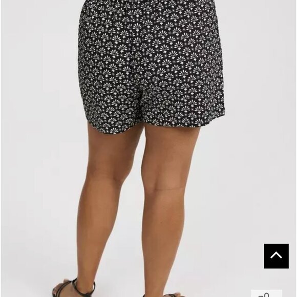 Torrid pull-on drawstring short Size 0 - Picture 2 of 3